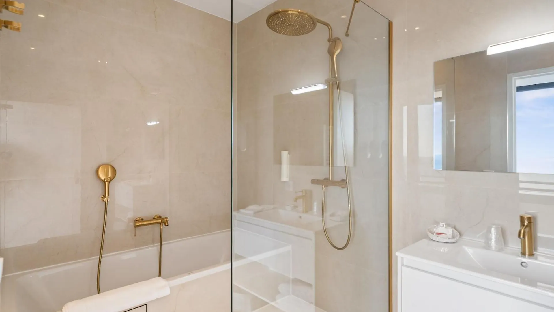 Hotel Le Roquebrune 4*, רוקברון-קאפ-מרט צרפת